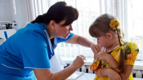 Омский Минздрав заверил, что вакцинация детей от Covid-19 в регионе будет происходить добровольно