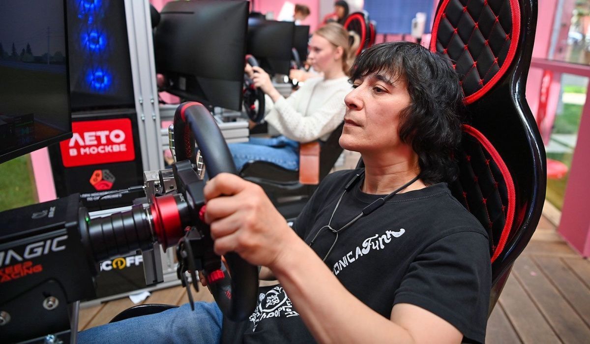 Посостязаться в гонках на виртуальных болидах стало возможно на Тверском бульваре