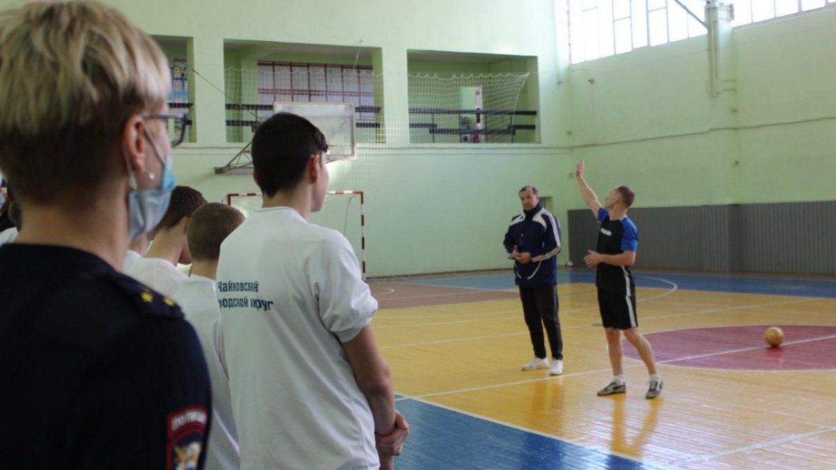 В рамках акции «Кубок Мужества» чайковские подростки сыграли в футбол со взрослыми