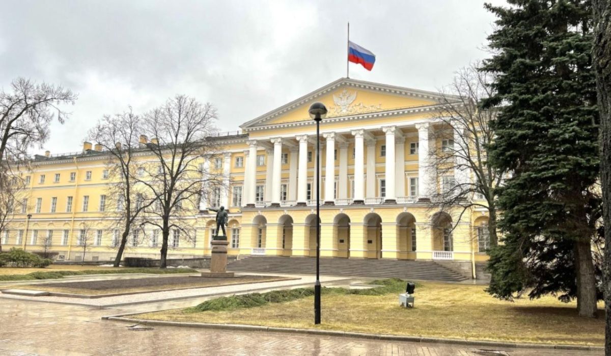 Стихийные мемориалы возникли в разных районах Петербурга