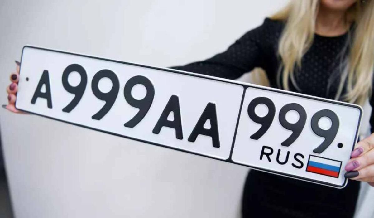 Водителей будут штрафовать за номера 2025 года без флага России