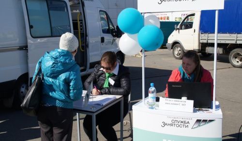 Жителям Омской области с трудоустройством помогают мобильные центры занятости