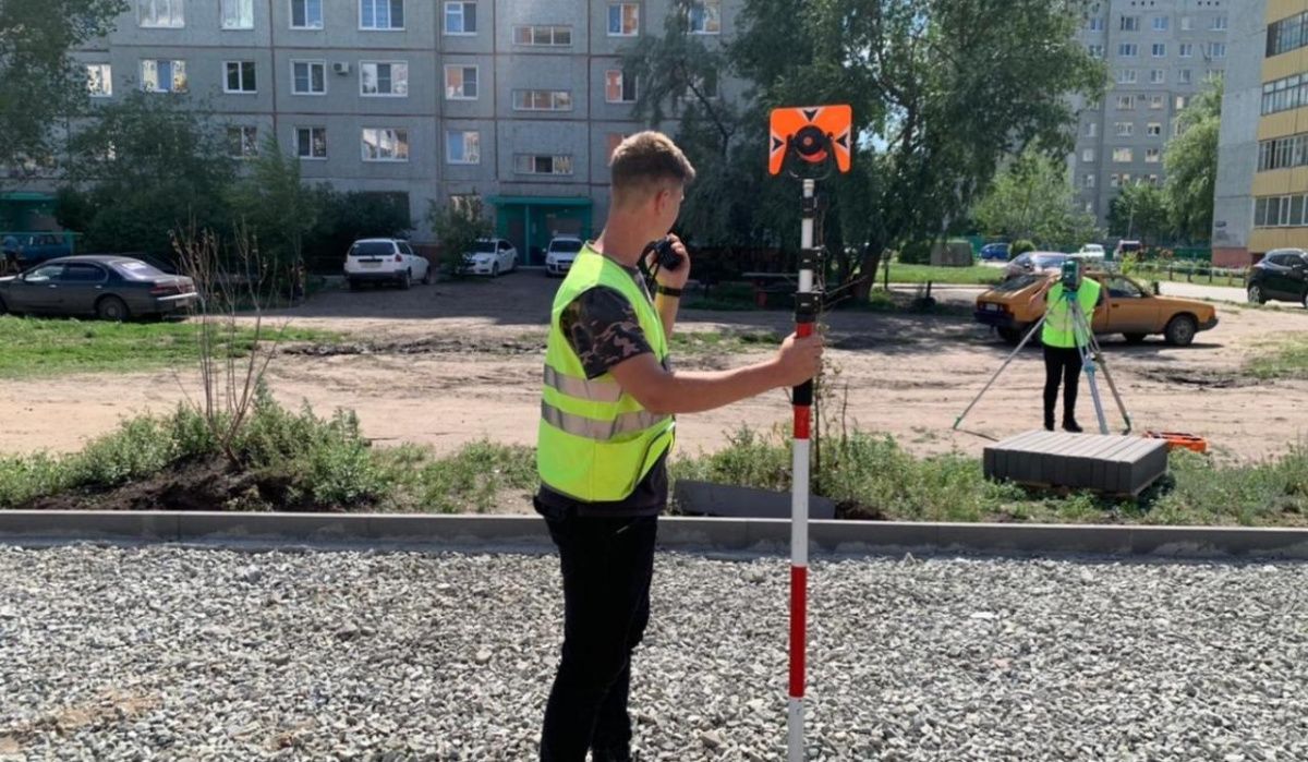 В Омске дороги ремонтируют студенты 