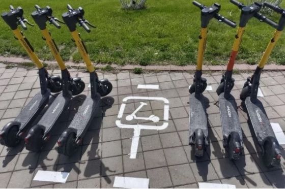 В Омске появятся парковки для электосамокатов
