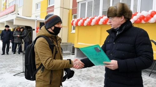 В Омске выпускники детских домов получили ключи от новых квартир