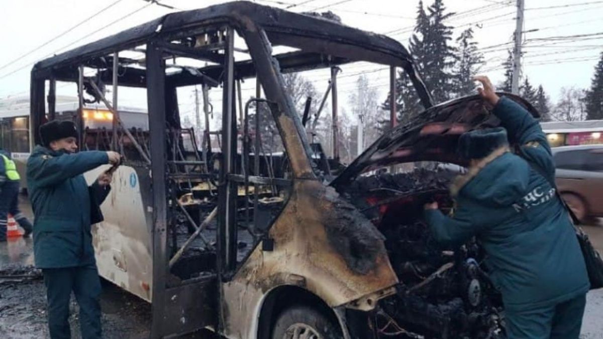 В Омске у остановки загорелось маршрутное такси