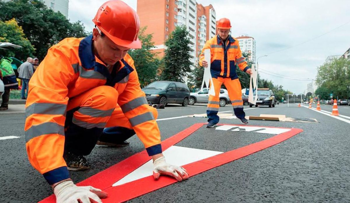 В Москве перед Днем знаний обновили дорожную разметку