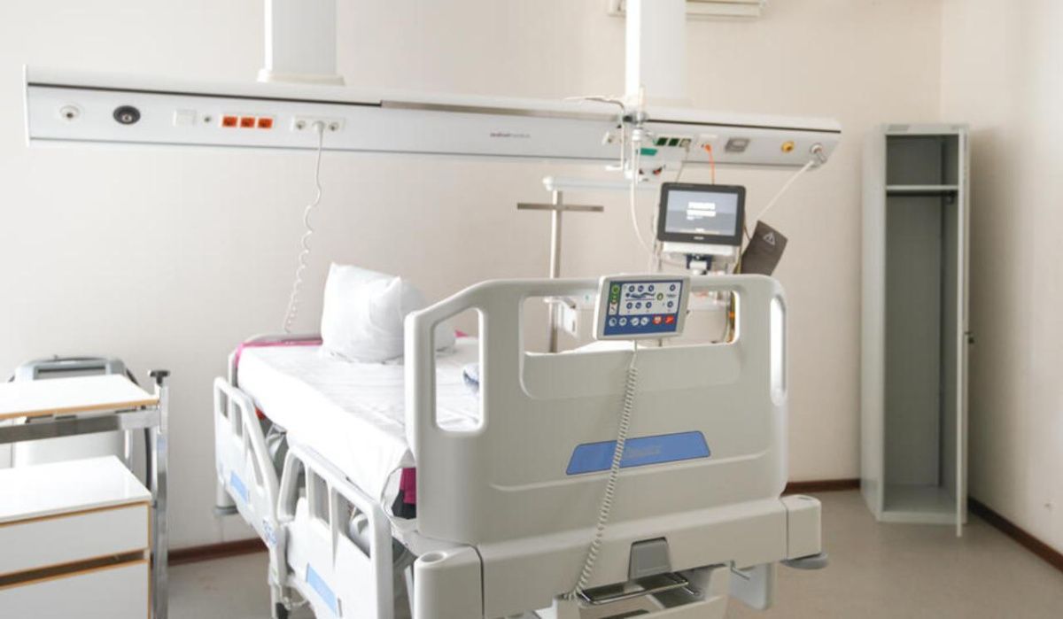 В Минздраве рассказали о состояние омской школьницы после падения из окна с подругой