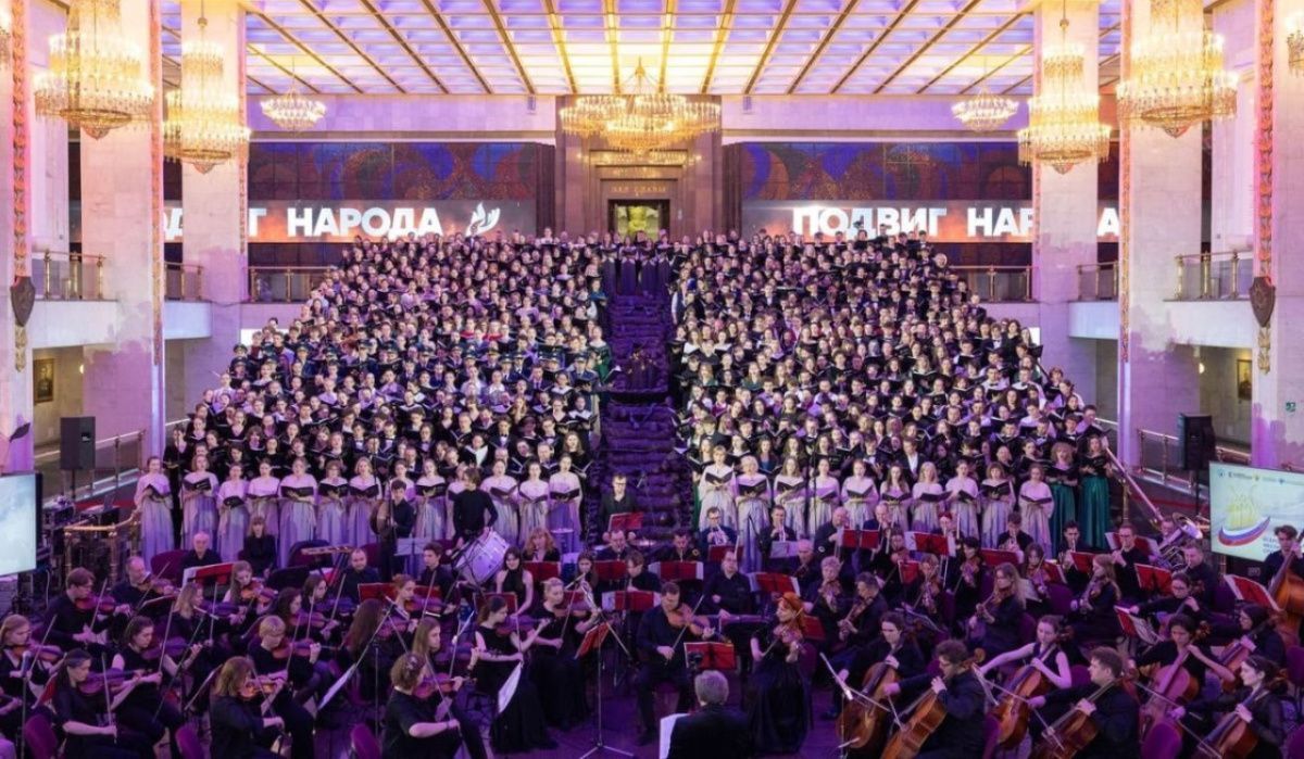 Хор 800 студентов дал впечатляющее выступление в Музее Победы