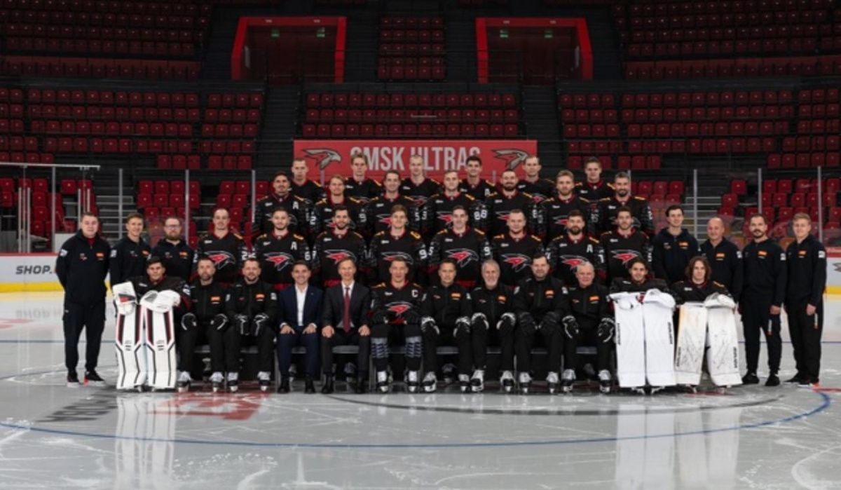 Омский "Авангард" подарил очередной подарок 101-летнему фанату команды