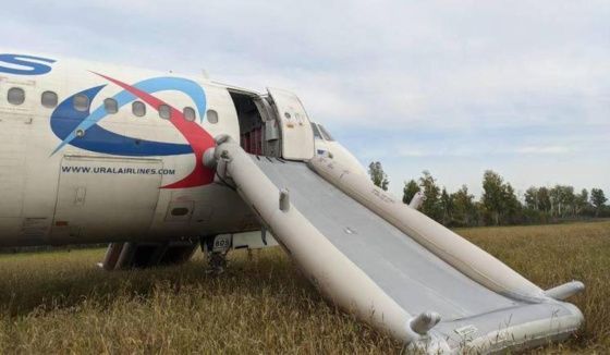Глава Омской области назвал героями экипаж, посадивший самолет в поле