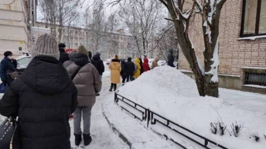 Очередь начинается на лестнице: поликлиники Петербурга продолжают работу при усиленной загрузке