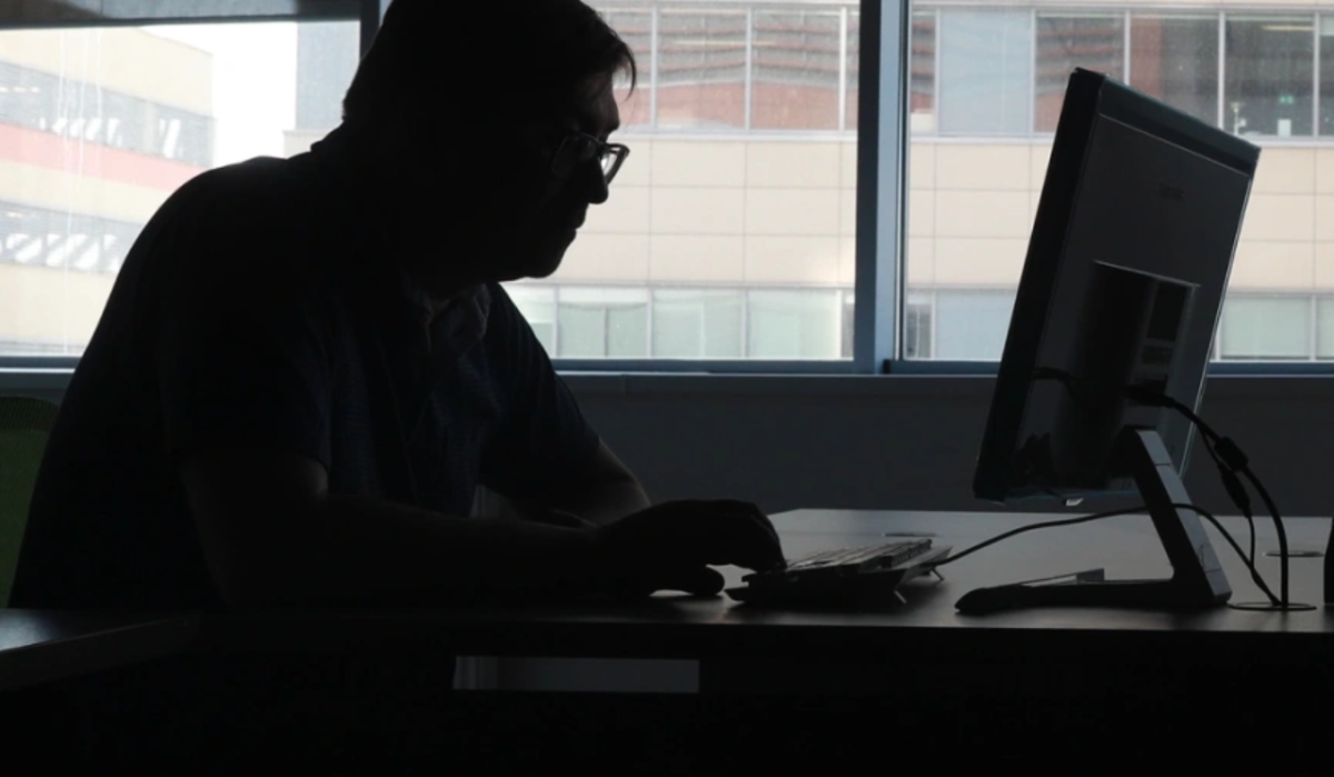 Омский пенсионер лишился свыше 5 млн из-за мошенничества с сим-картой умершего