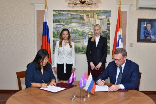 Губернатор Омской области подписал соглашение о сотрудничестве с руководителем крупнейшего маркетплейса