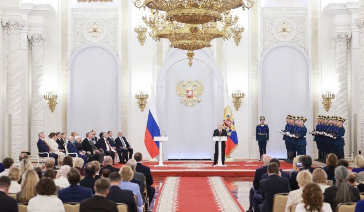 Путин: День России отмечает заслуги всех поколений перед Отечеством