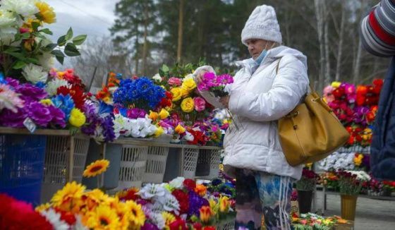 Мэр Омска гарантировал очистку всех кладбищ от мусора