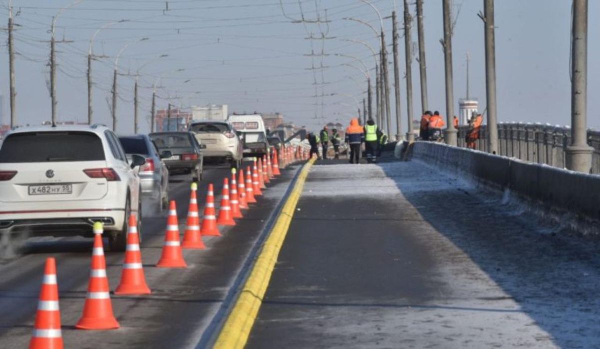В Омске грузовикам на год запретили ездить по Ленинградскому мосту 