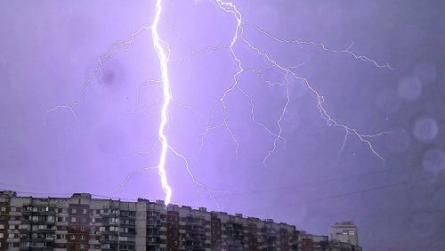 Синоптики предупредили об ураганом ветре, дожде и граде в Омской области