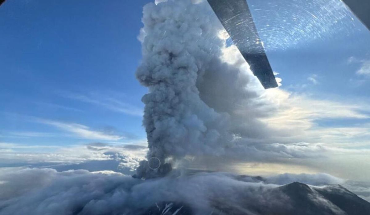 Вулкан Крашенинникова на Камчатке совершил второй пепельный выброс за сутки