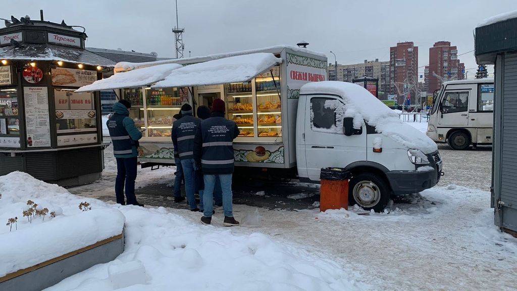 Смольный не в состоянии решить проблему с нелегальными торговцами. Гоняют одних и тех же