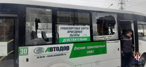 В Омске из-за прорыва трубы разбилось стекло автобуса 