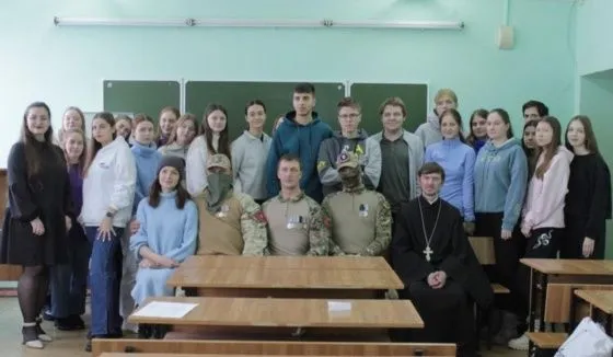 Омский университет посетили священник и участники СВО