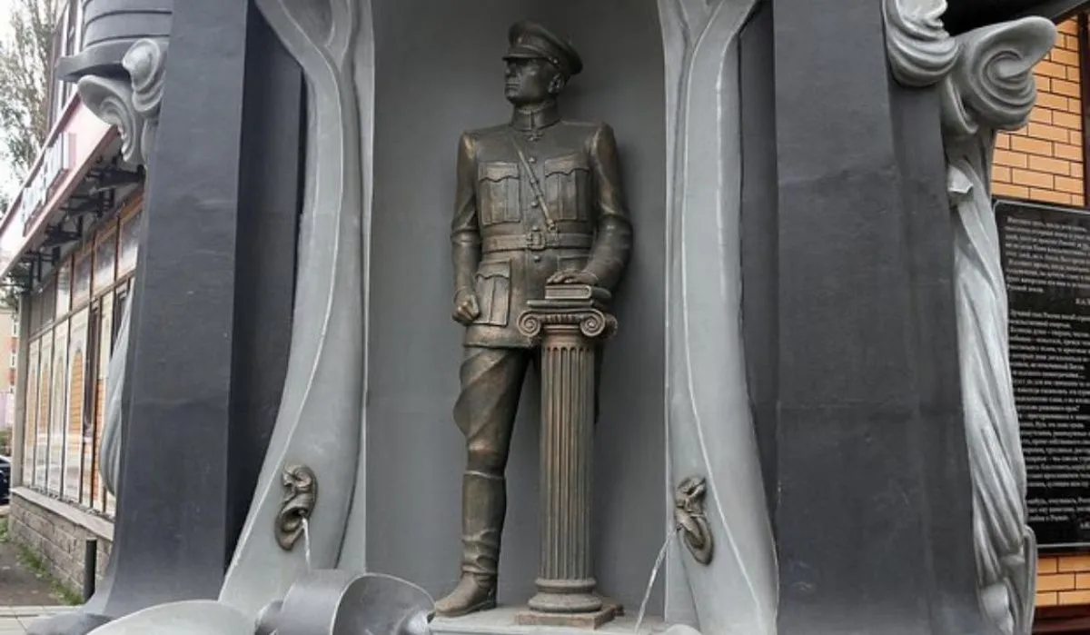 В Омске облили краской памятник Колчаку