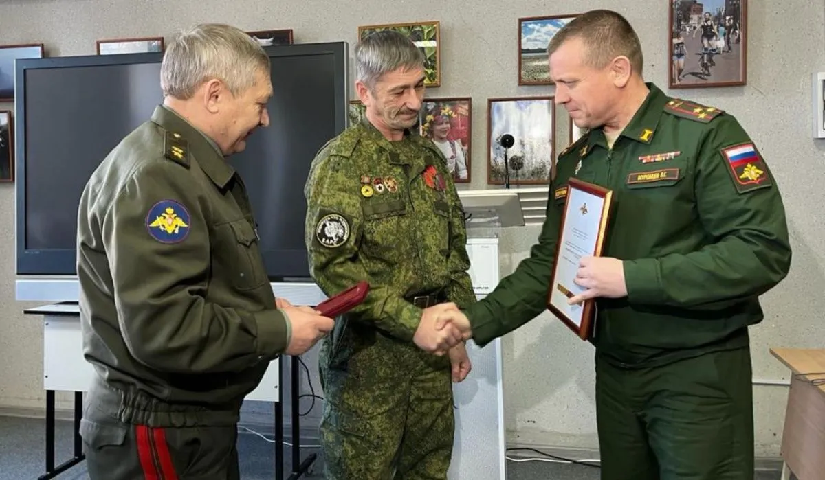 В Омске участника спецоперации наградили медалью "За заслуги перед Отечеством" II степени 