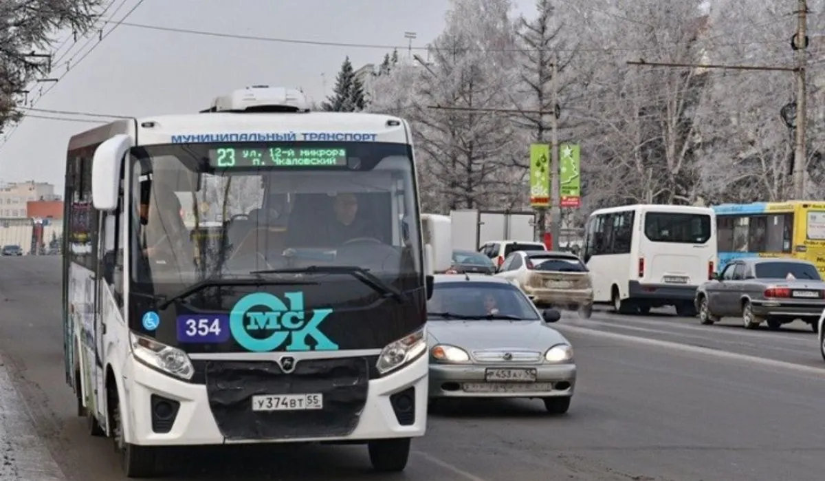 В администрации Омска объяснили сокращение количества автобусов на маршрутах